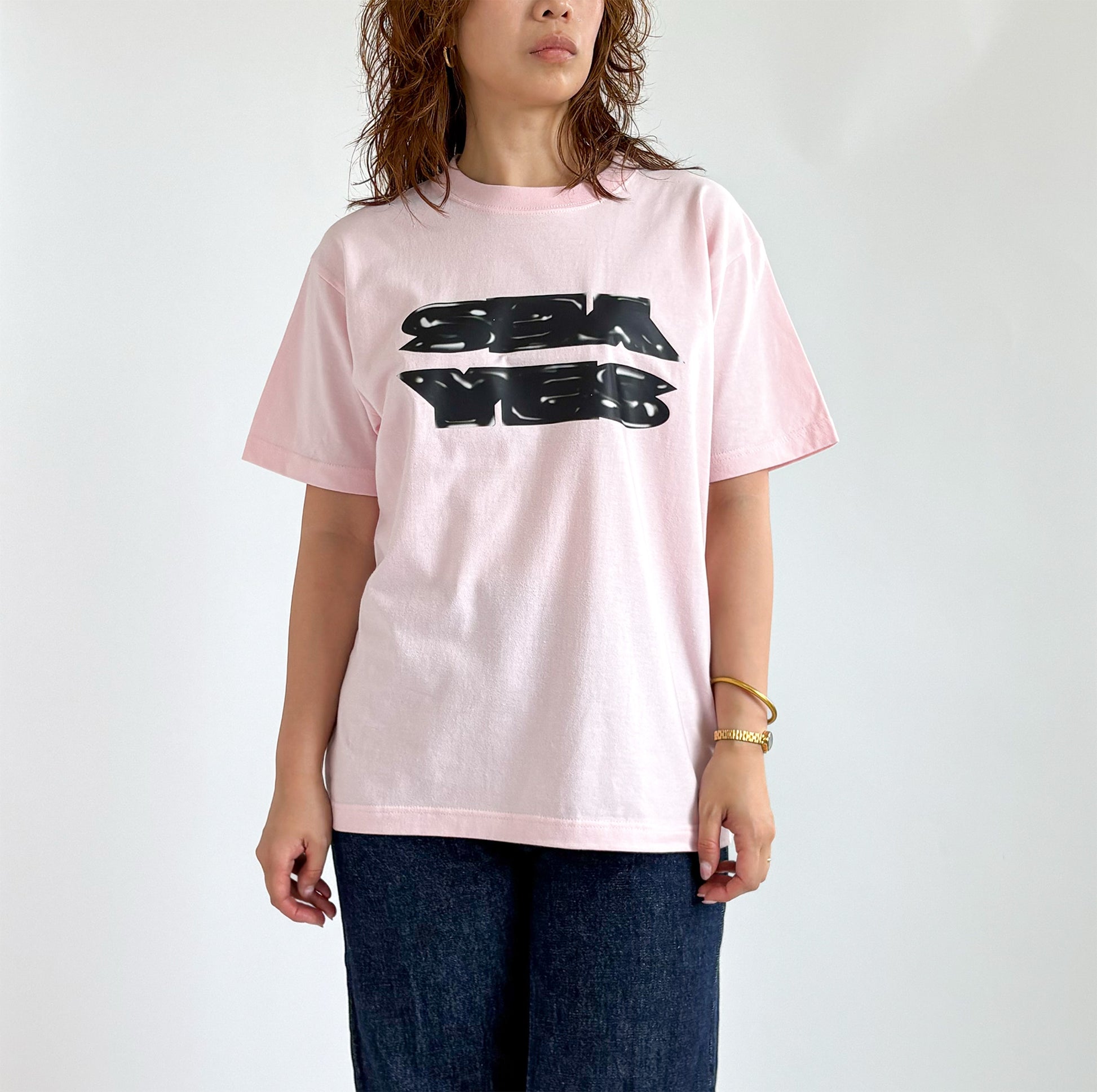 SEY YES Tシャツ（ピンク）、フロントに黒ロゴプリント