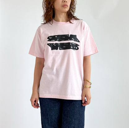 SEY YES Tシャツ（ピンク）、フロントに黒ロゴプリント