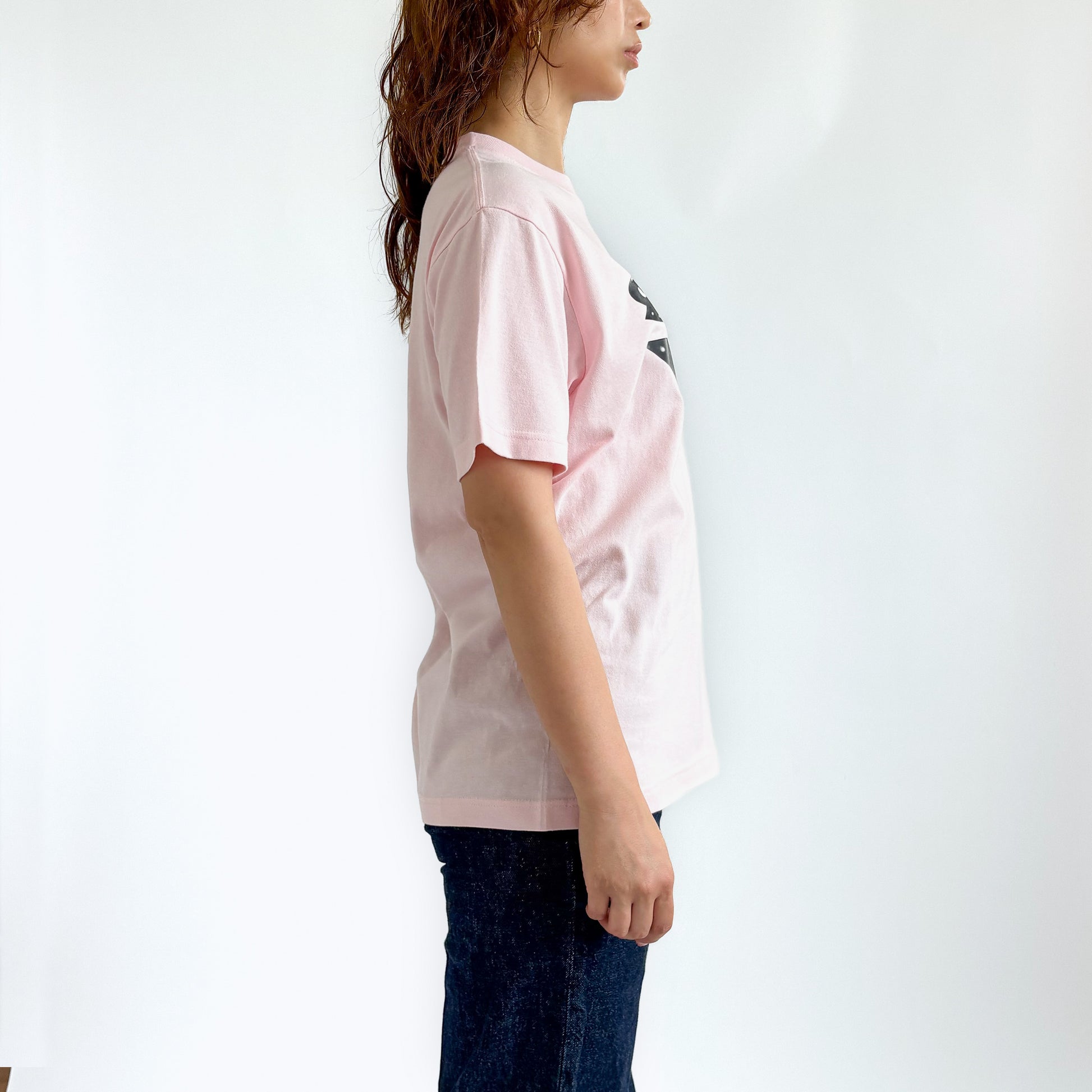 SEY YES Tシャツ（ピンク）の半袖、サイドから見たシルエット