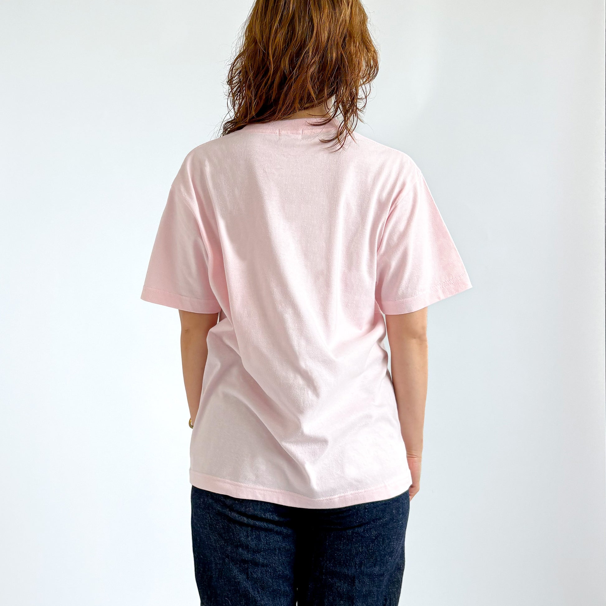 SEY YES Tシャツ（ピンク）、背面は無地の半袖