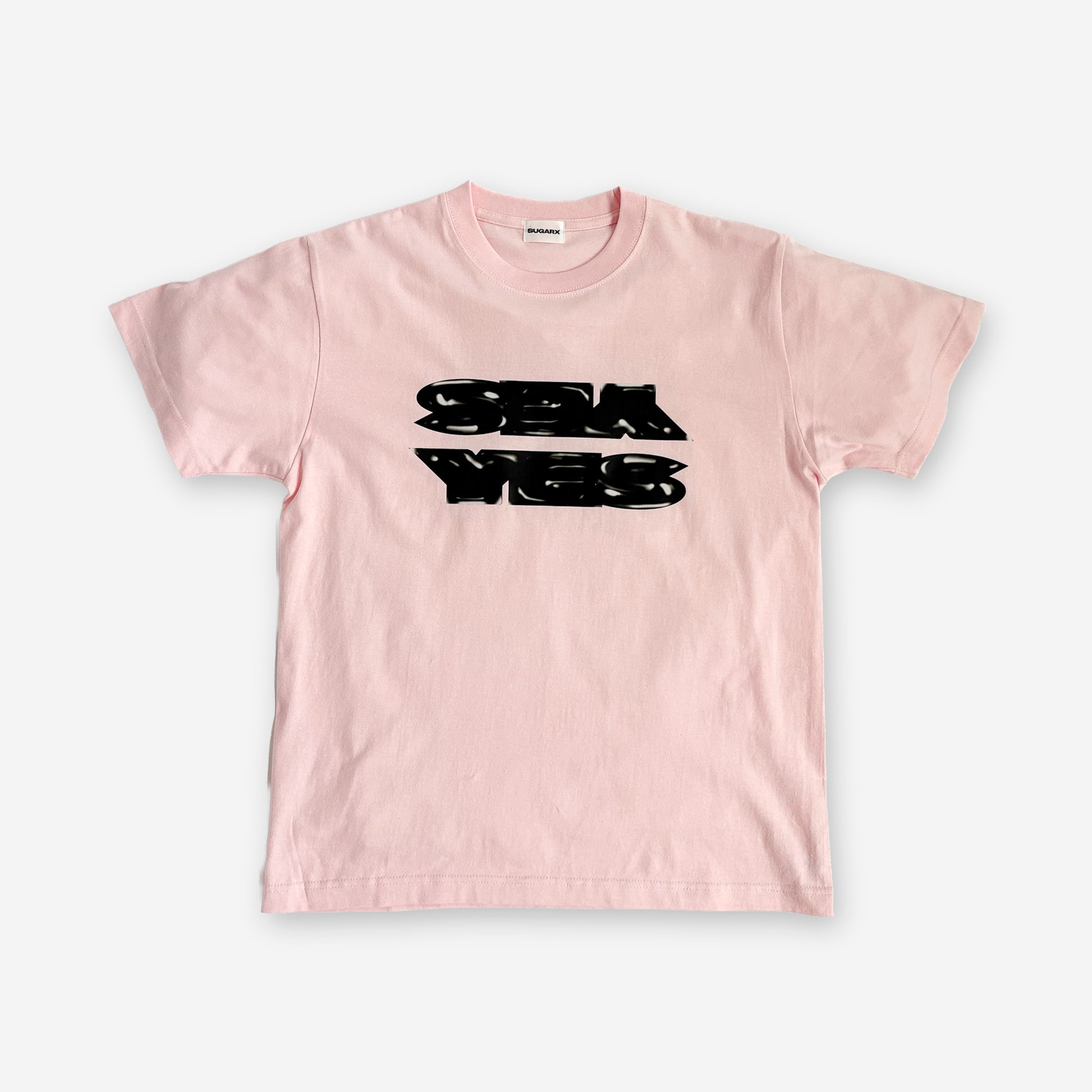 ピンクのクルーネックTシャツ、フロントに黒ロゴプリント