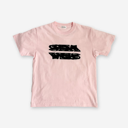 ピンクのクルーネックTシャツ、フロントに黒ロゴプリント