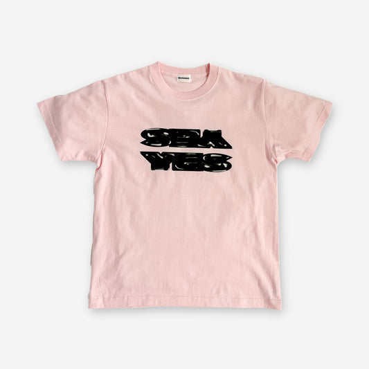 ピンクのクルーネックTシャツ、フロントに黒ロゴプリント