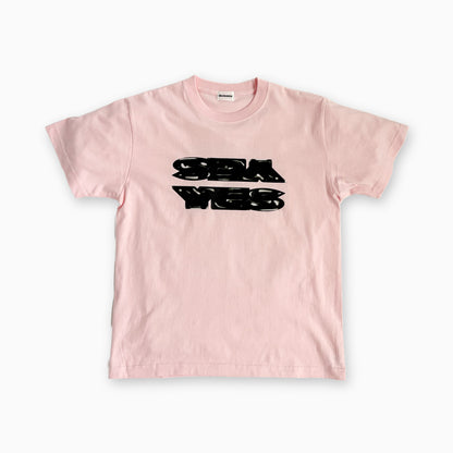ピンクのTシャツ、胸に黒のロゴプリント付き