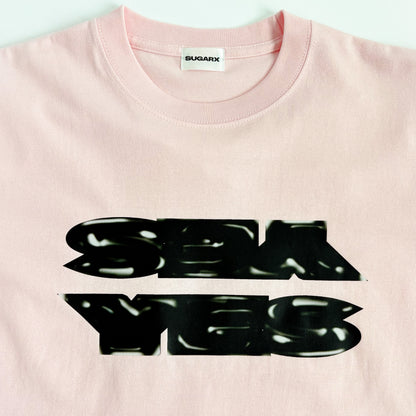 ピンクのクルーネックTシャツ、フロントに黒の大判プリント