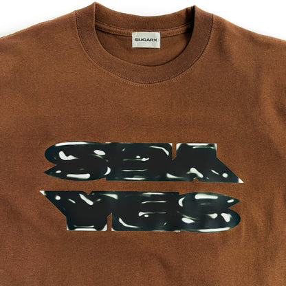ブラウンのクルーネックTシャツ、フロントに黒の大判プリント