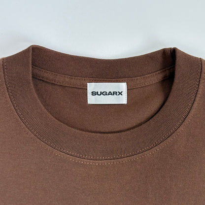 ブラウンのクルーネックTシャツ、SUGARXタグ付き