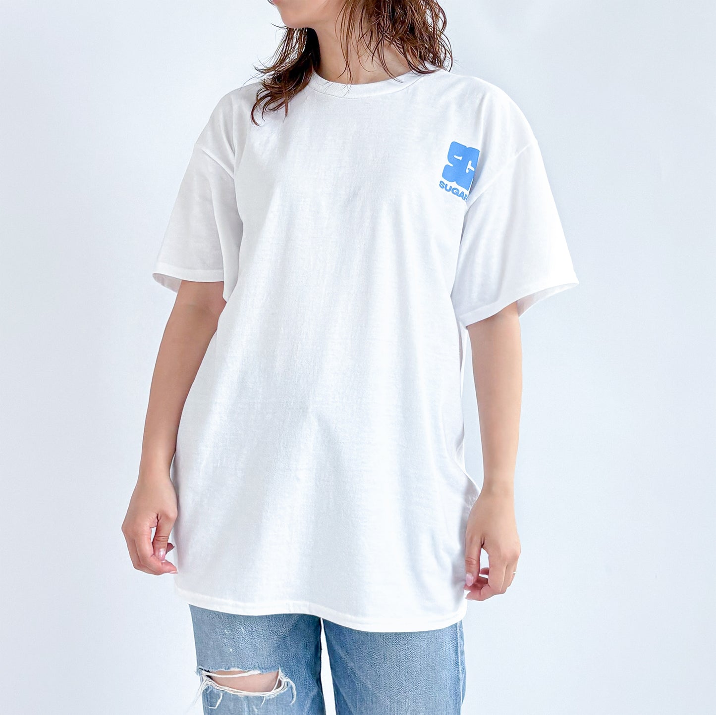 白のTシャツ、胸元に小さなSUGARXロゴのワンポイント