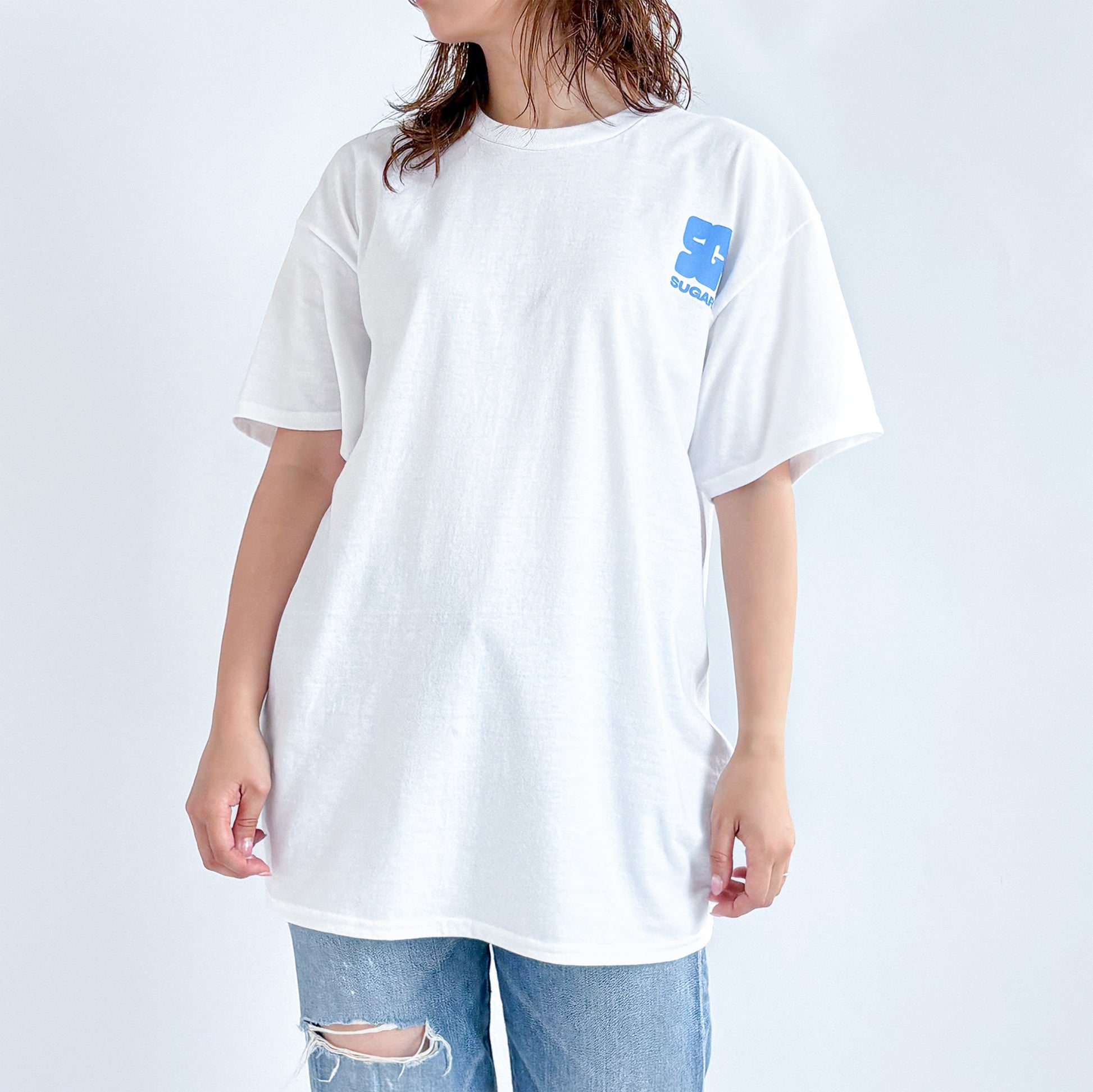 白のTシャツ、胸元に小さなSUGARXロゴのワンポイント