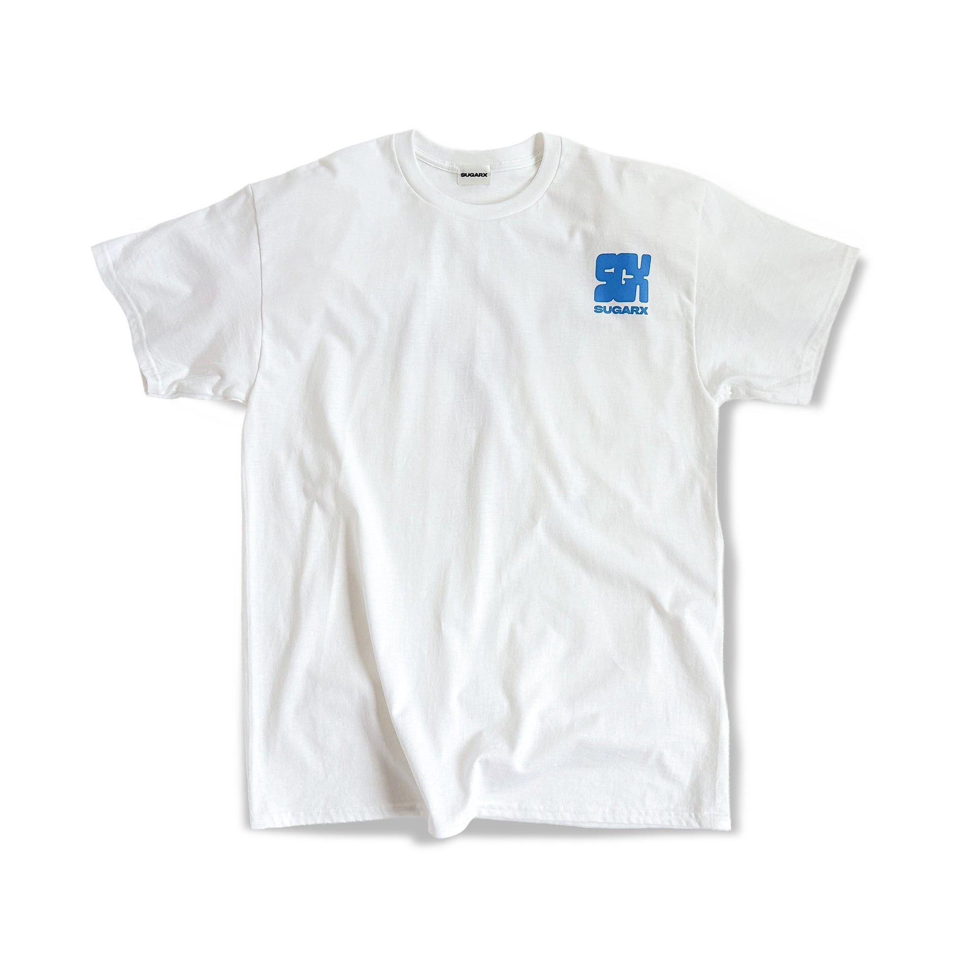 白の半袖Tシャツ、胸元に小さな青いSUGARXロゴ