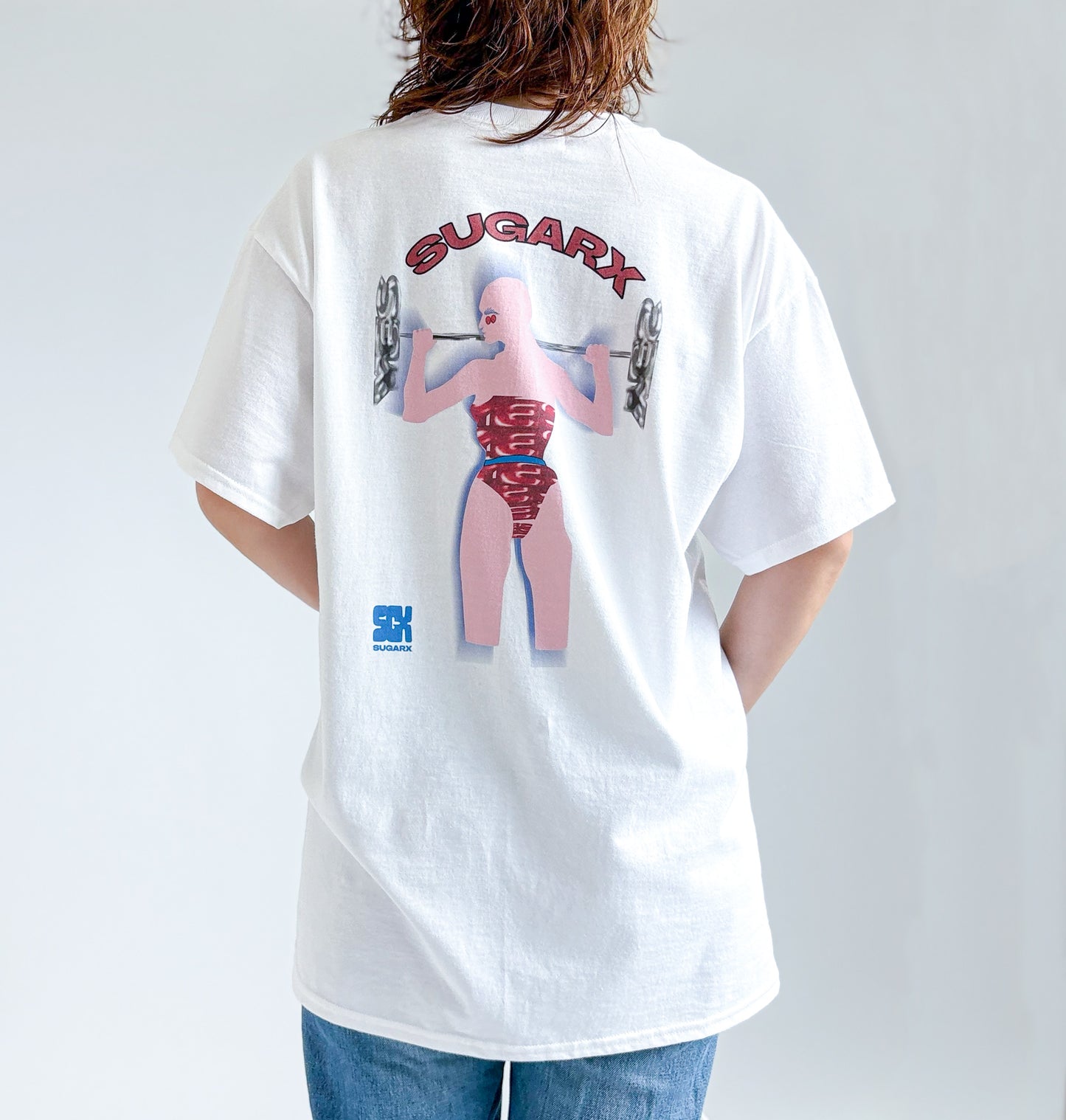 白のTシャツ、背面にSUGARXロゴと女性の筋トレ風プリント
