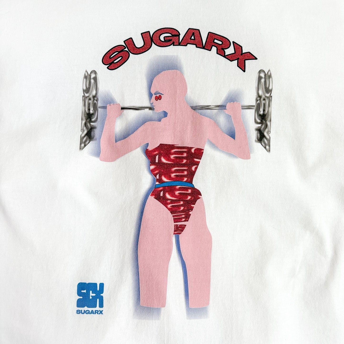 白のTシャツ、背面のSUGARXロゴと女性フィギュアプリント