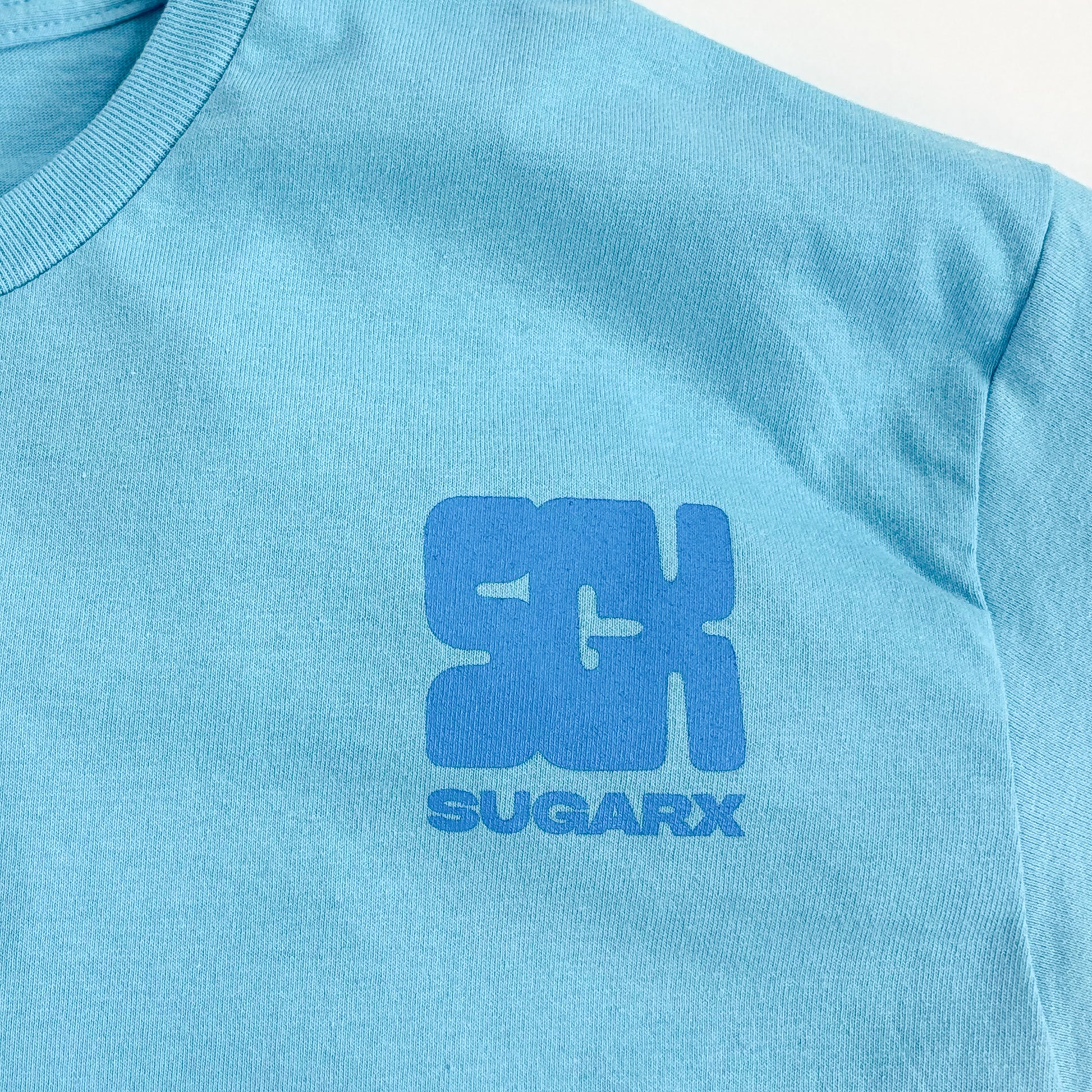 ブルーのTシャツ、青いSUGARXロゴのアッププリント