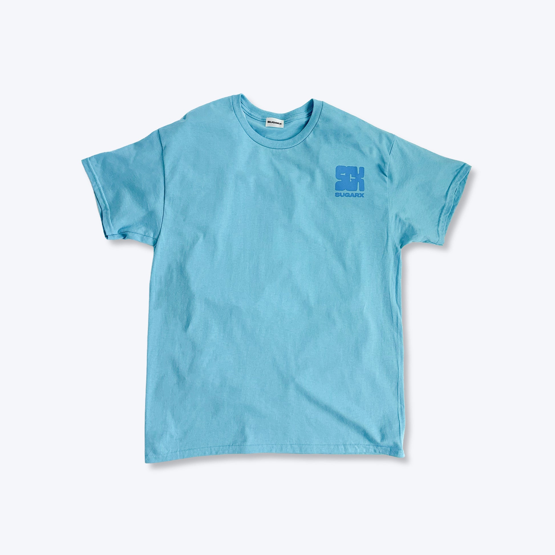 ブルーの半袖Tシャツ、胸元に小さなSUGARXロゴ