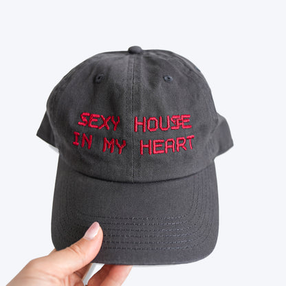 SEXY HOUSE キャップ、ダークグレーのベースに刺繍ロゴ入り（前面）
