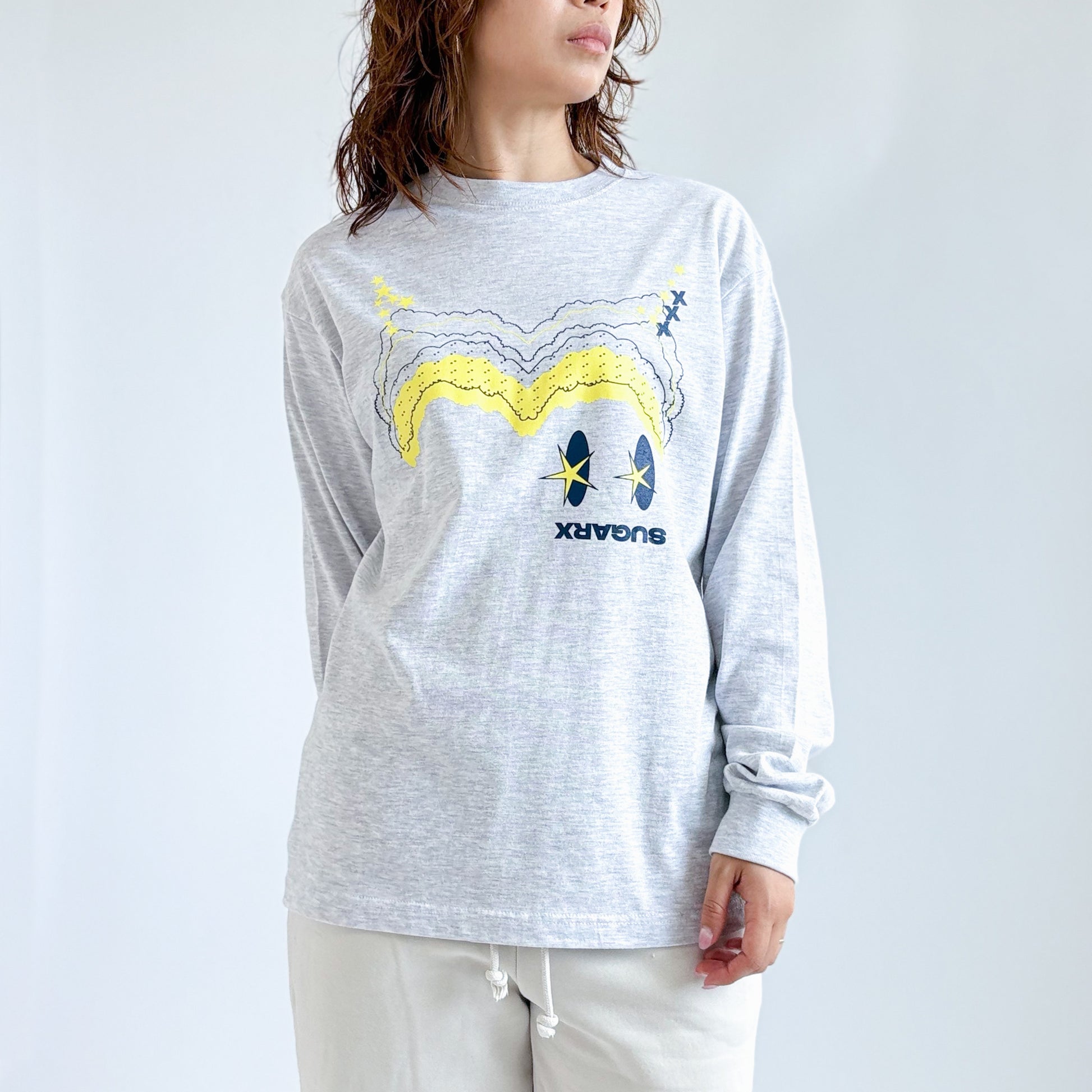 杢グレーの長袖Tシャツ、フロントに黄色と青のプリント