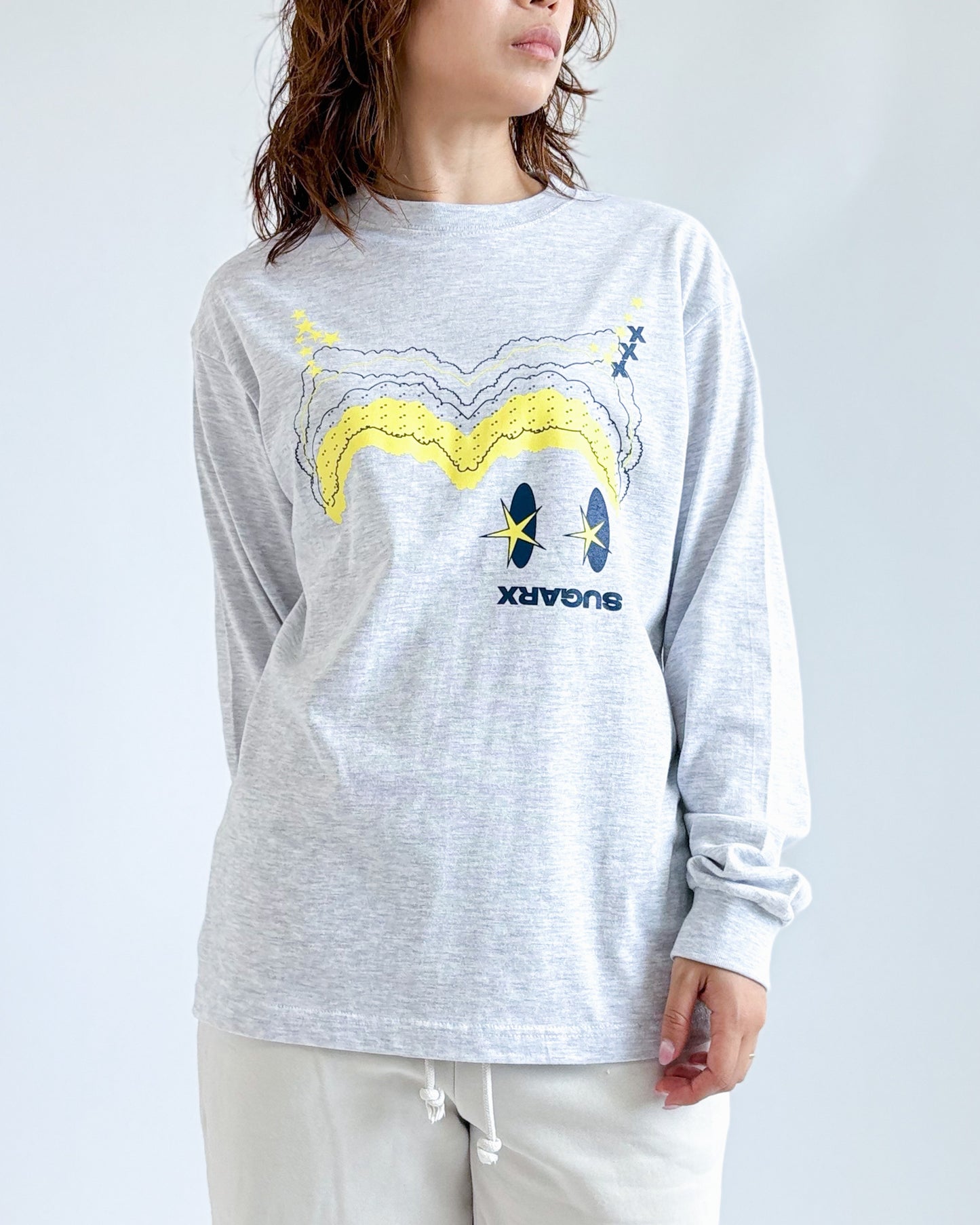 グレー長袖Tシャツ、フロント中央に星とロゴのプリント、クルーネック