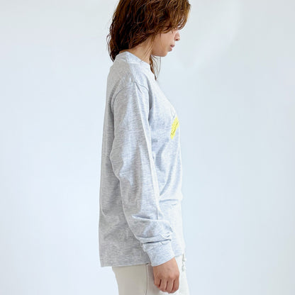杢グレーの長袖Tシャツ、ラウンドネック