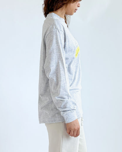 グレー長袖Tシャツ、サイドはシンプルで袖にイラストの一部プリント