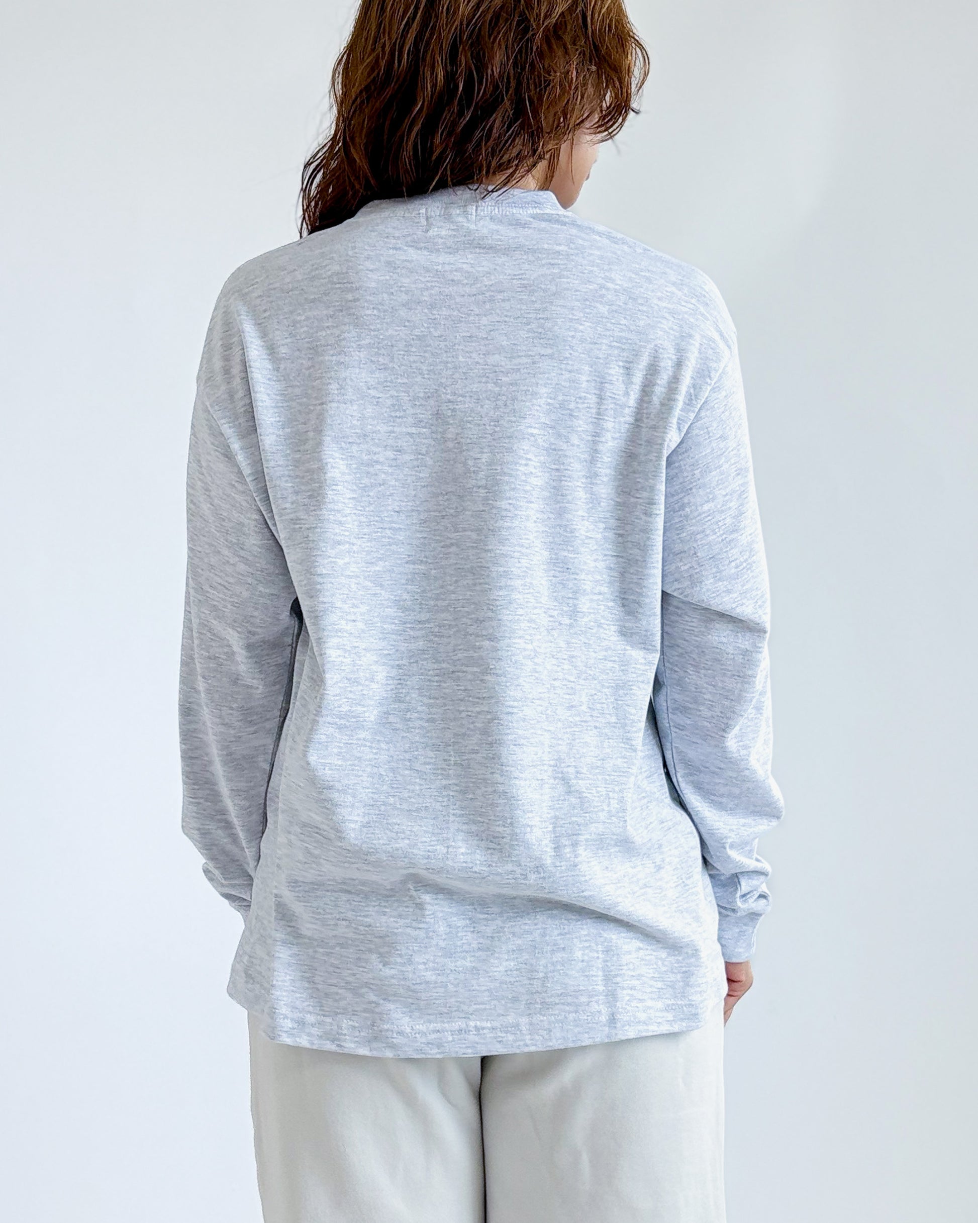 グレーの長袖Tシャツ、背面は無地でクルーネック、裾までカバー