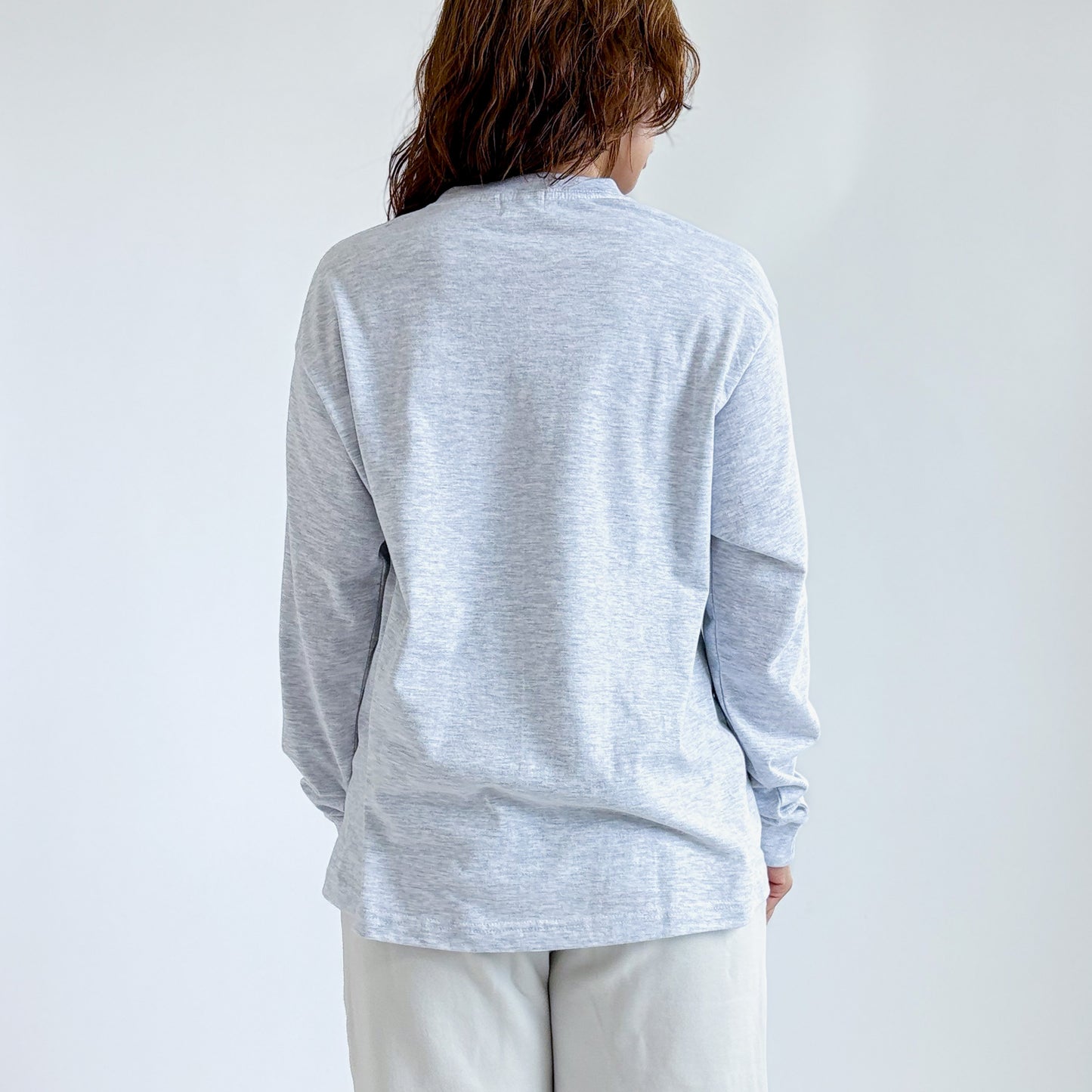 杢グレーの長袖Tシャツ、背面は無地