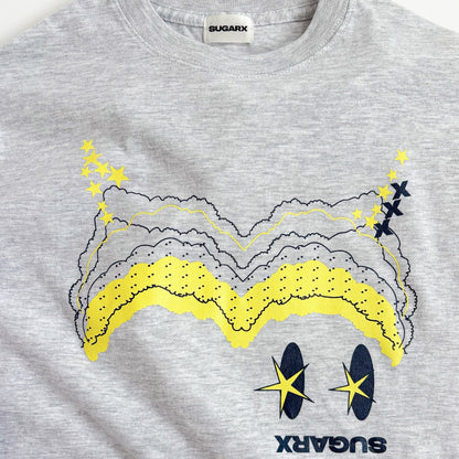 グレー長袖Tシャツ胸元の大きなプリント（星とロゴ）アップ