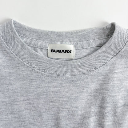 グレー長袖Tシャツ、首元はクルーネックでブランドタグ付き