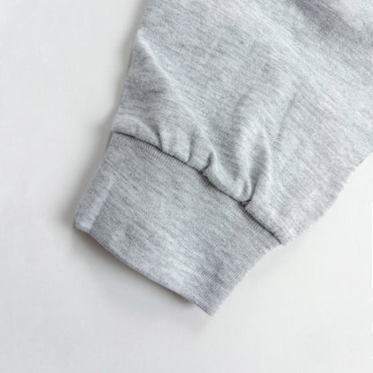 グレー長袖Tシャツの袖口アップ、リブ仕上げ