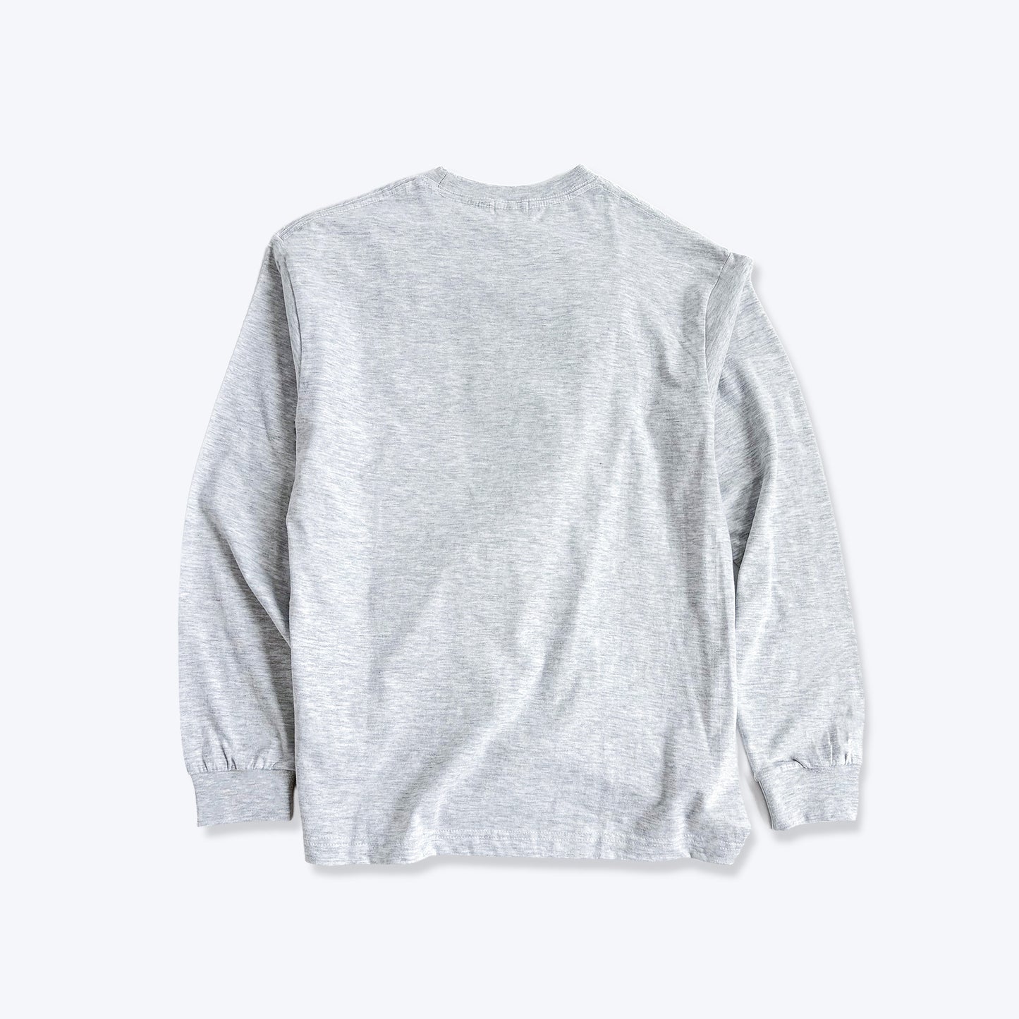 グレーの長袖Tシャツ、背面は無地のシンプルデザイン